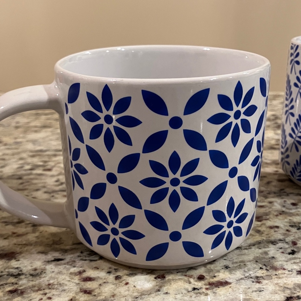 Set of 2 Blue and White Ceramic Mugs Floral and Leaf Pattern 14 oz - Picture 2 of 6